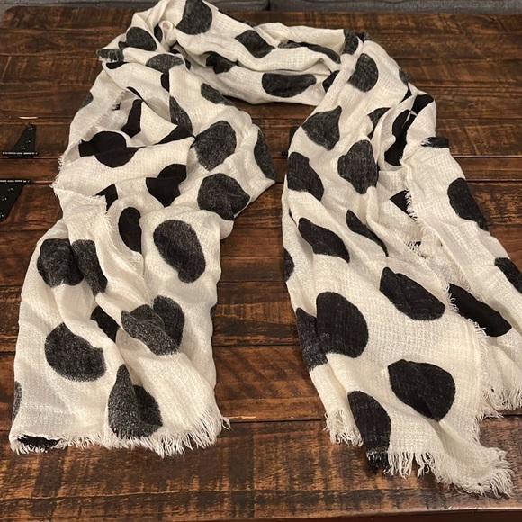 Bundle, sale! Two scarfs for the price of one! - Picture 4 of 6